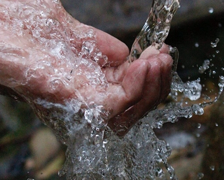 woda w dłoni